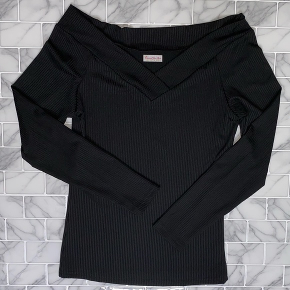 Off the shoulder V Neck - Picture 2 of 3